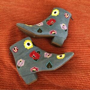 Betsey Johnson Twiggy Light Wash Denim Floral Embroidered Booties Size 6.5